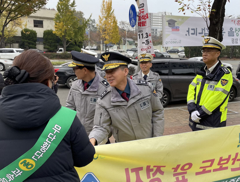 늘 하던대로… 수능 당일, 추운 날씨에도 따듯한 응원 이어져