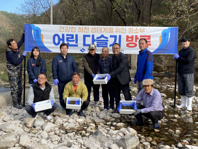 경북도, 하천의 특급 청소부 어린 다슬기 130만마리 방류