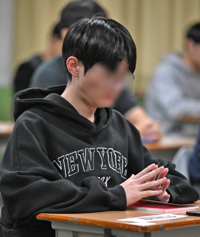 수능 시험 전 생각 정리하는 대구 수험생