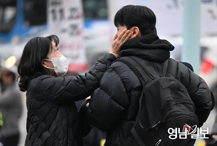 [포토뉴스] 대구 대륜고 수험장 들어가는 아들 응원하는 어머니