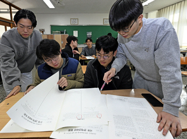 수능 끝난 고3 교실 가보니…이제는 논술·면접 준비
