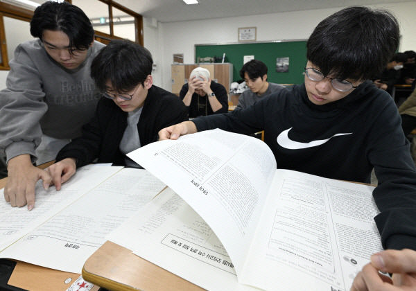 수능 끝난 고3 교실 가보니…이제는 논술·면접 준비