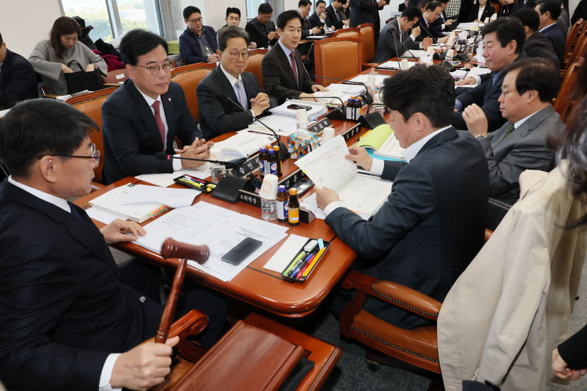사정기관 특활비·지역화폐 예산 파열음…예산 국회 전운 고조