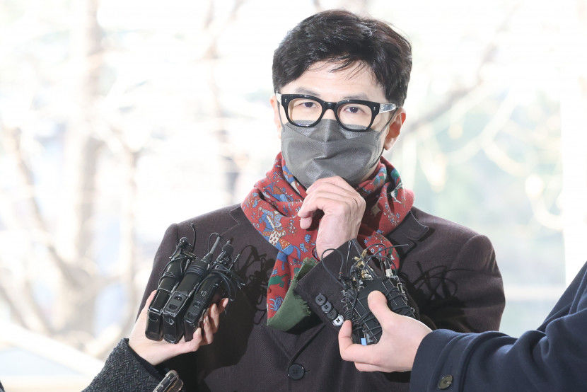 한동훈 장관의 화려한 스카프 눈길…어느 브랜드 제품일까