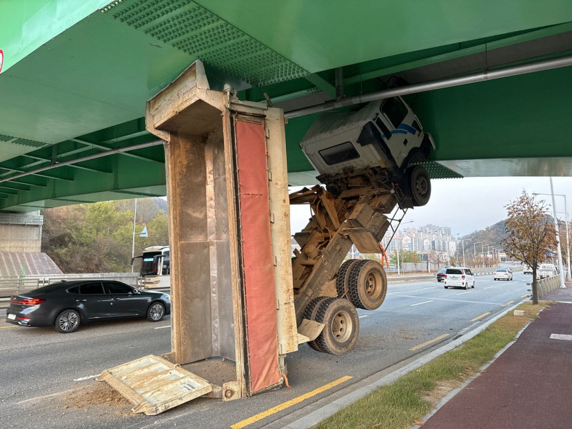 경북 구미서 덤프트럭이 교량 하부 들이받아