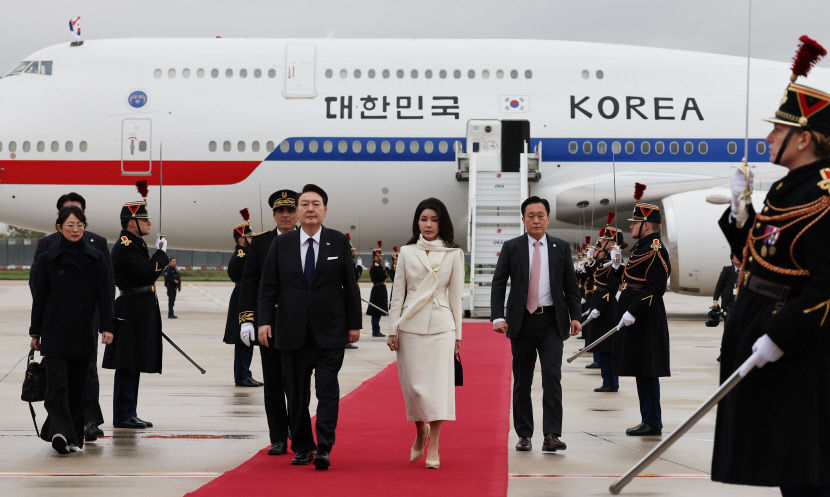 尹대통령 새로운 협력의 장 열어 기뻐 英 찰스 3세와 작별 후 파리로 이동
