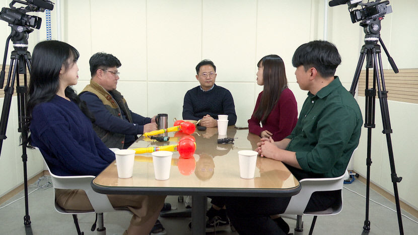 먹고 살려 한 데 모였는데 고민은 다 달랐다…세대별 직장생활 고민 들어보니