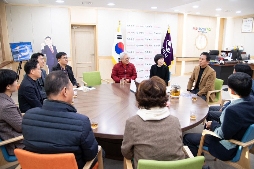 [속보] 구미라면축제 성공으로 함박웃음  상인들, 구미시청 찾아 감사 인사