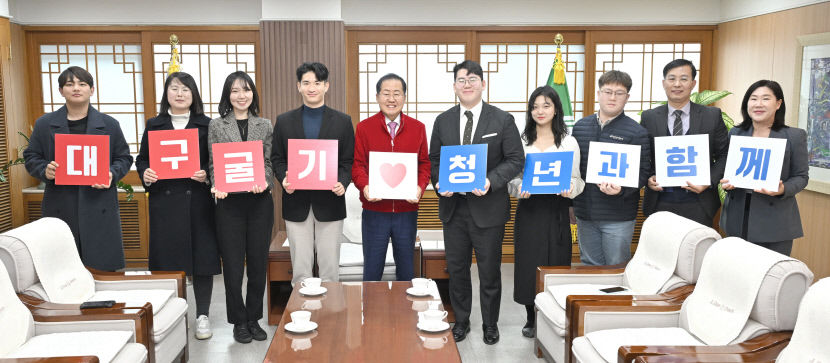 청년들에 귀감이 되는 청년시절 홍준표는?…행안부 인물 인터뷰 챌린지