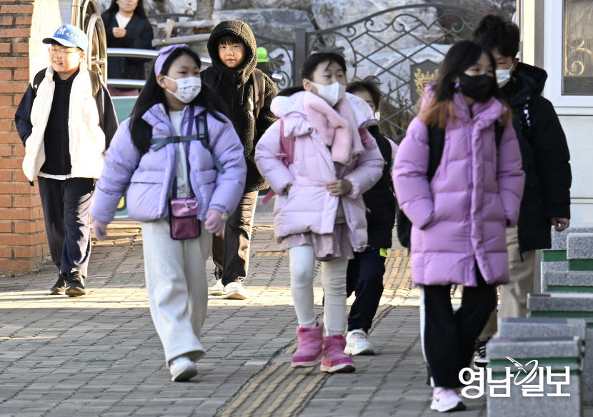 [포토뉴스] 겨울옷 껴입고 등교하는 대구 초등학생들