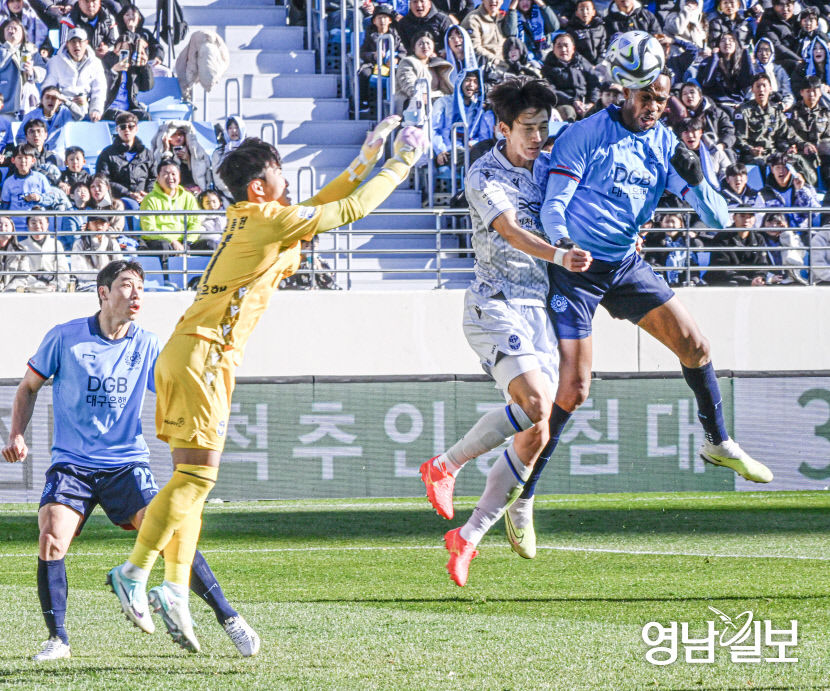 [포토뉴스] 선취골 넣는 대구FC 에드가