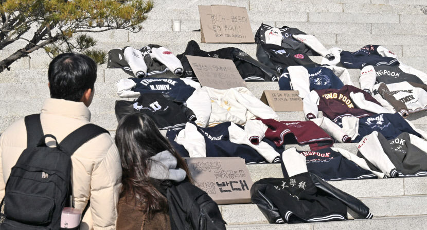금오공대와 통합 추진에 경북대 발칵…분노의 학잠 놓인 교정