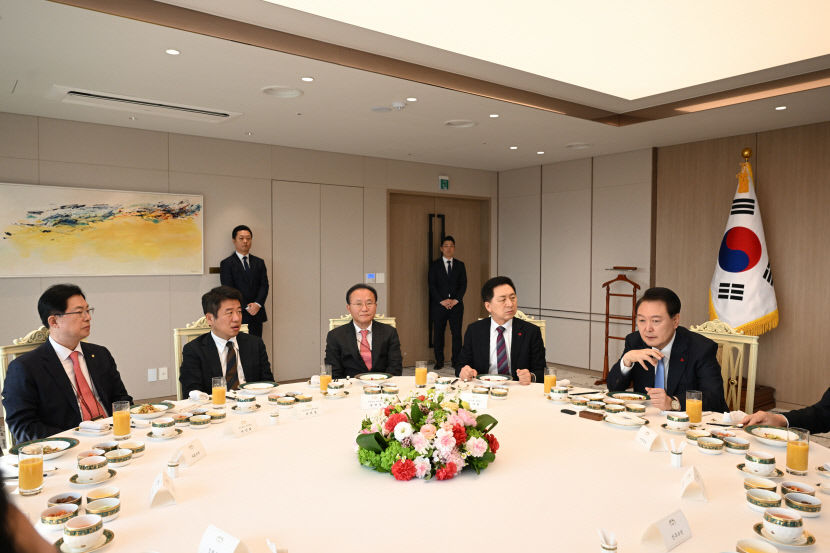 [속보] 尹, 여당 지도부 및 대통령실 2기 참모들과 비공개 오찬