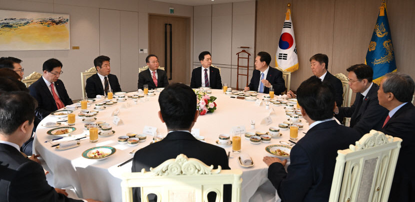 윤심은 지도부에?…윤 대통령, 與 지도부와 비공개 오찬