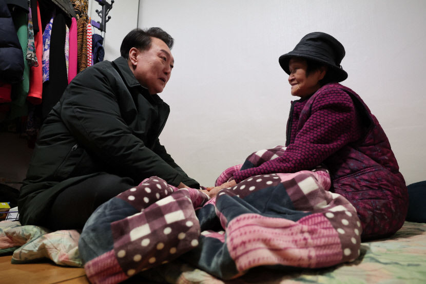 올들어 가장 추운날, 독거 어르신 찾은 尹…소외계층 한파 대책 현장서 점검