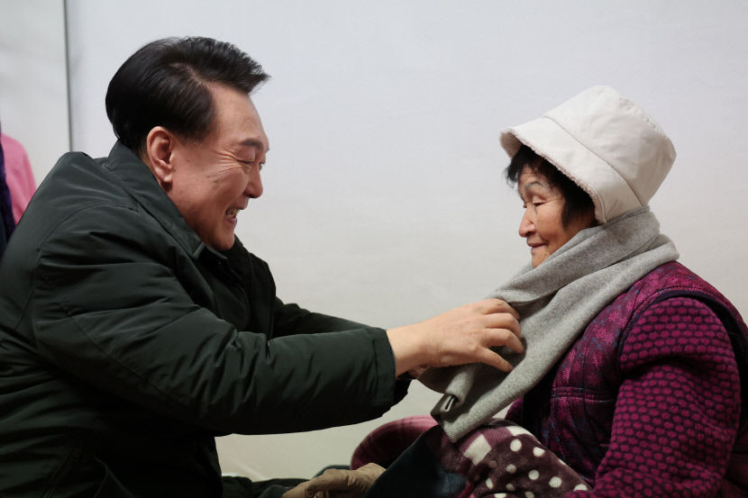 올들어 가장 추운날, 독거 어르신 찾은 尹…소외계층 한파 대책 현장서 점검