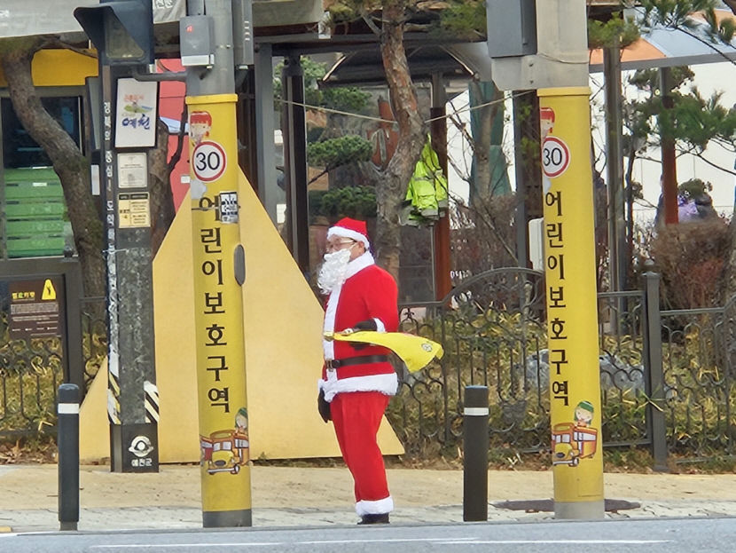 이동화 예천군의원, 산타크로스 복장으로 호명초 앞에서 봉사 활동 눈길