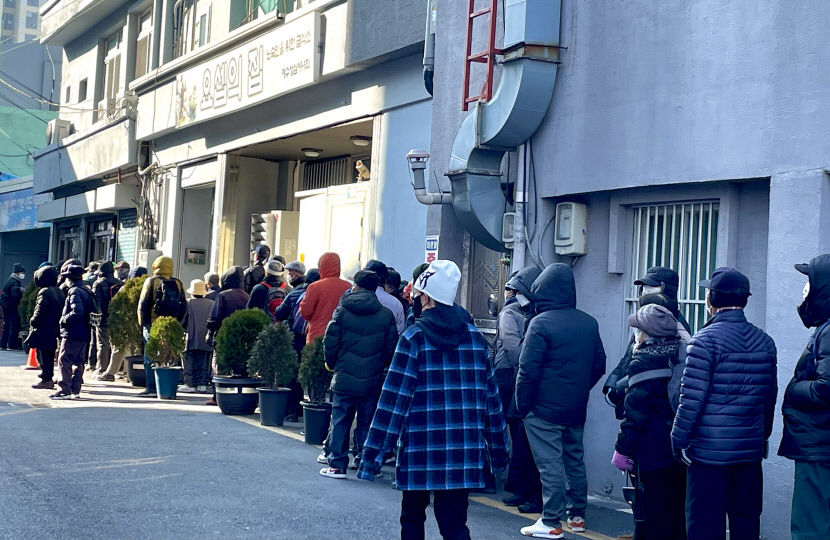 메리 크리스마스! 대구 무료급식소 찾아온 푸른 눈의 산타