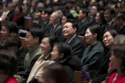 尹대통령 정동제일교회서 성탄 예배…전날에는 혜화동 성당 미사 참석