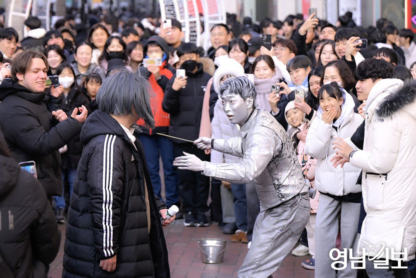 [포토뉴스] 마임 공연 보며 하하호호