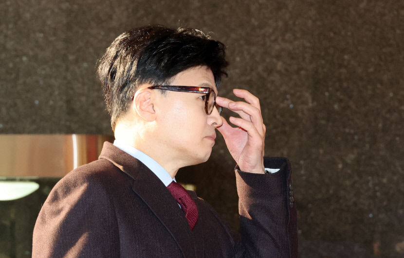 한동훈 검사 싫어하면서 왜 검사 사칭한 사람 절대존엄으로 모시나