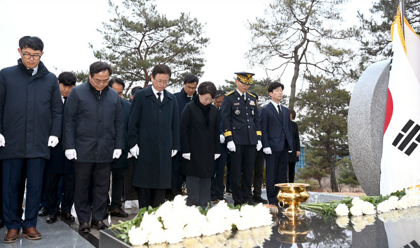 이철우 경북도지사, 순직공무원 추모비 참배 시작으로 새해 업무 시작