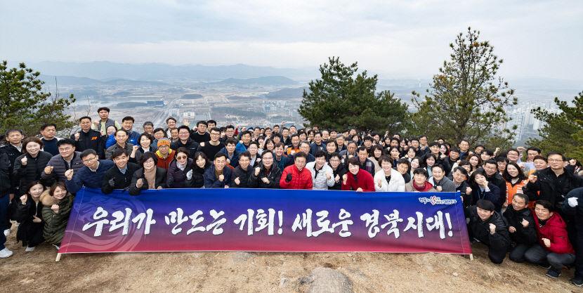 이철우 경북도지사, 순직공무원 추모비 참배 시작으로 새해 업무 시작