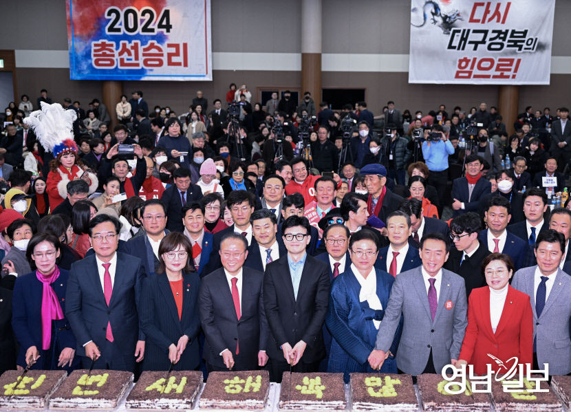 [포토뉴스] 떡케익 자르는 한동훈