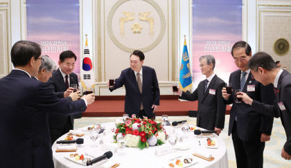 尹대통령, 5부요인·각계 대표와 새해각오 다져…李대표 테러 규탄도