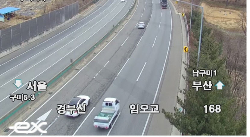 구미시 임은동 경부고속도로 트레일러 컨테이너 분리. 1시간30분 정체