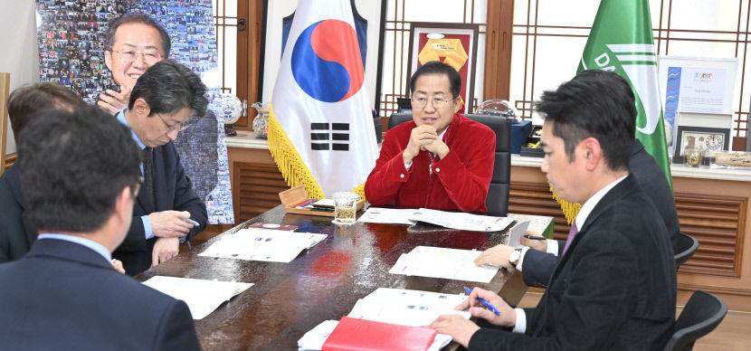 홍준표 대구시장, 심층 면접식 새해 업무보고 눈길