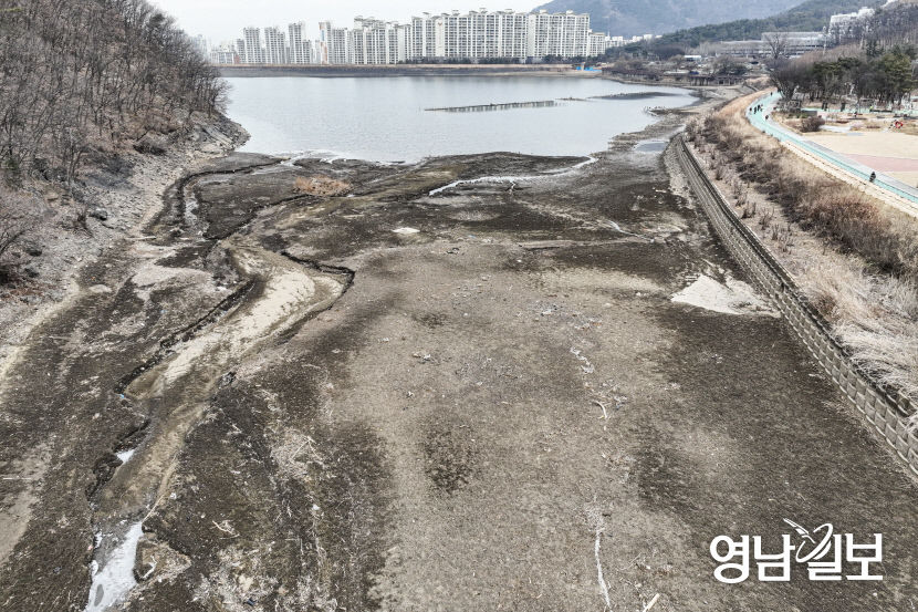 [포토뉴스] 보수공사로 바닥 드러낸 대구 월광수변공원 도원저수지
