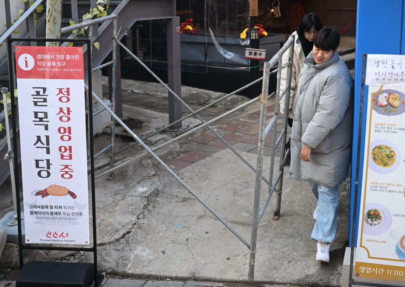 경북대 인근 80cm 남기고 골목길 막혀…상인·주민들 분통
