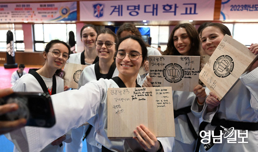 [포토뉴스] 태권도 배웠어요 웃음꽃 핀 인증샷