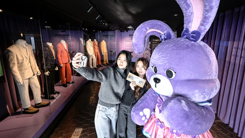 [포토뉴스] 대구 83타워에 전시된 도로시와 BTS의 실제 의상