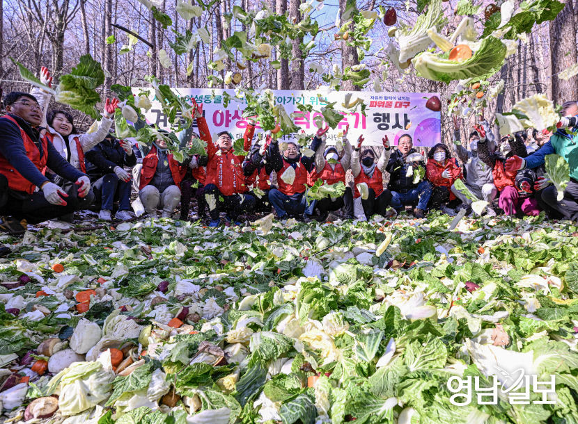 [포토뉴스] 팔공산 국립공원의 굶주린 야생동물을 위해 먹이 뿌리는 대구 시민들