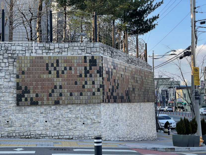담벼락에 꽃비가 내려요…밋밋했던 아파트 옹벽의 화려한 변신