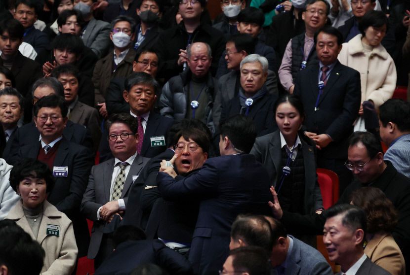 대통령실 입막고 끌려나간 강성희 의원에 尹 손 안놓아 위해행위