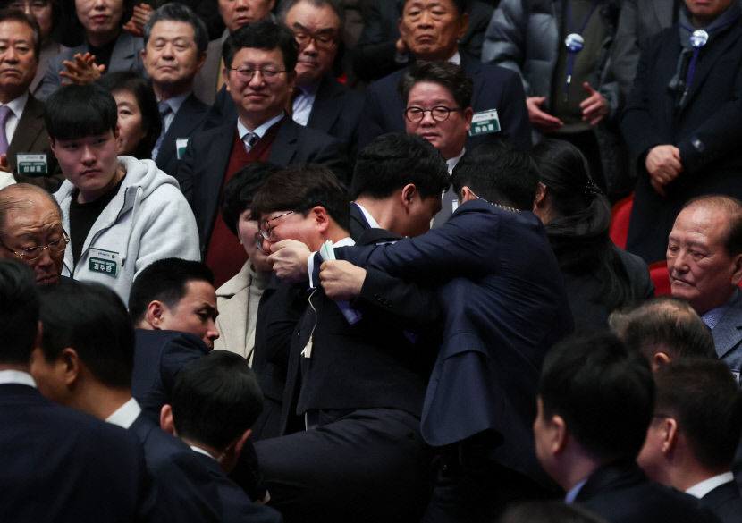 대통령실 입막고 끌려나간 강성희 의원에 尹 손 안놓아 위해행위