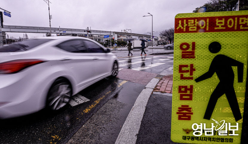[포토뉴스] 우회전 일시 정지 1년, 여전히 휙휙 지나가는 일부 운전자들