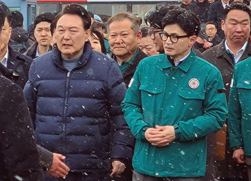 충돌 이틀만에…尹·한동훈, 서천특화시장 화재현장 함께 방문