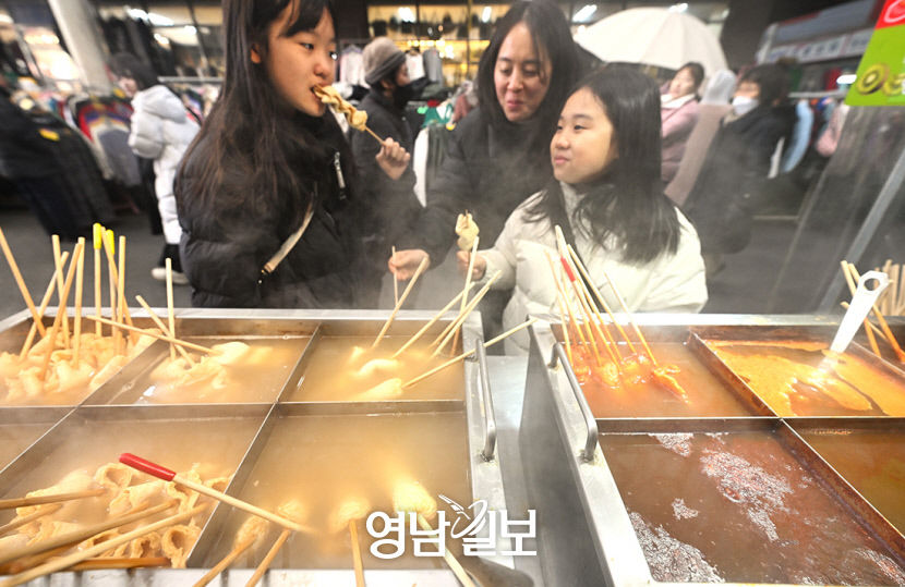 [포토뉴스] 어묵 한 입에 추위도 사르르