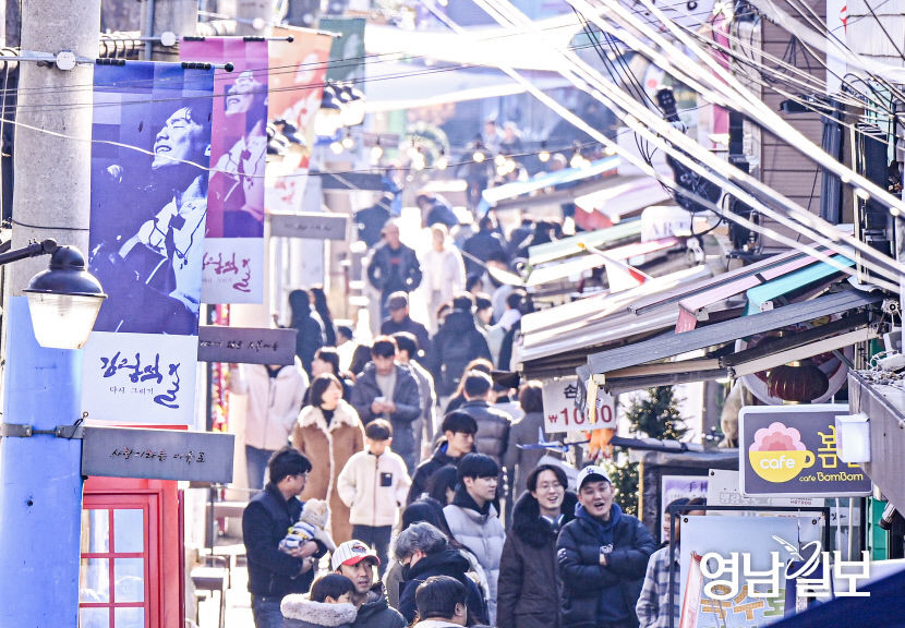 [포토뉴스] 포근한 날씨에 북적이는 대구 김광석길