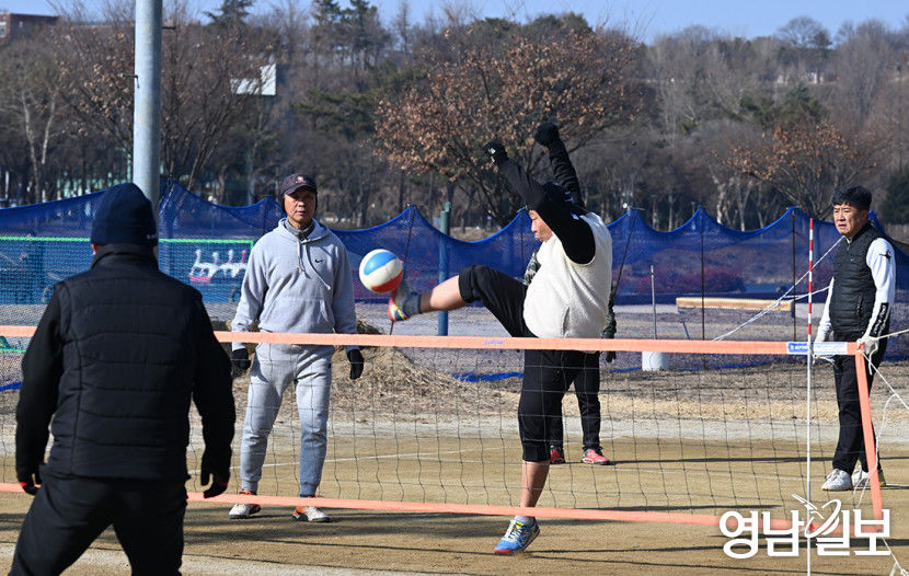 [포토뉴스] 포근한 날씨…야외운동 삼매경
