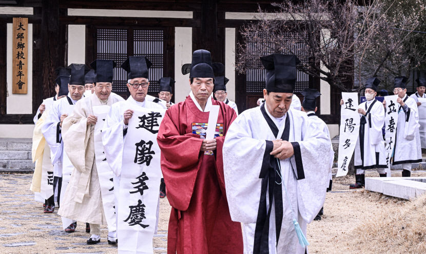 [포토뉴스] 입춘첩 붙이는 대구 유림들