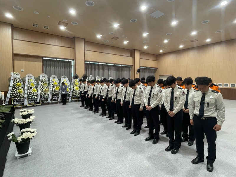 [문경 소방관 순직] 너무 슬프고 안타까워 구미소방서 분향소 조문 이어져