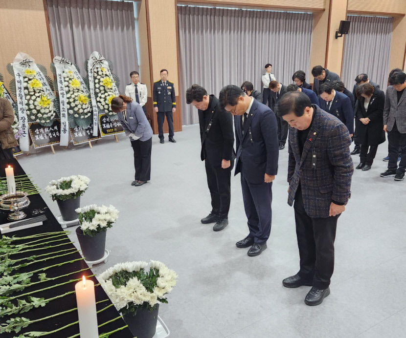[문경 소방관 순직] 너무 슬프고 안타까워 구미소방서 분향소 조문 이어져
