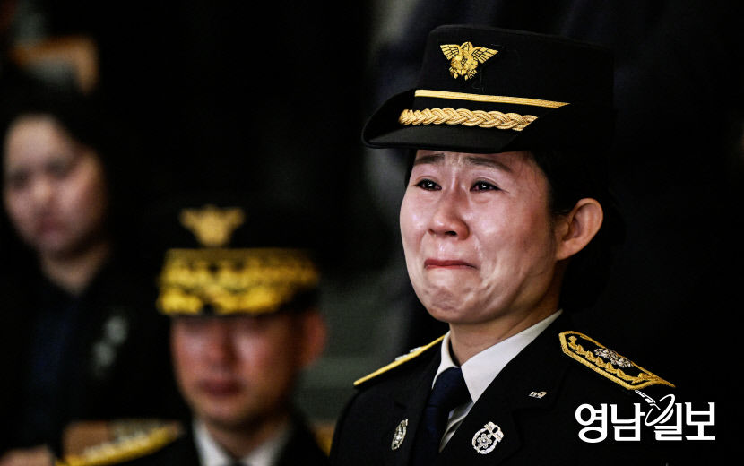 [포토뉴스] 고인 생각에 입술 깨물며 울음 참는 소방관