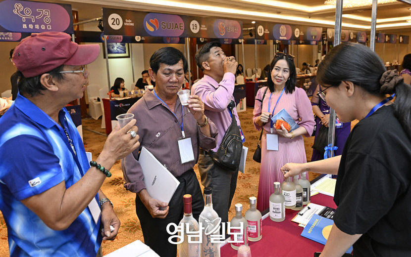 [포토뉴스]한국-베트남 비즈니스 수출상담회포항시 청슬 부스에서 시음하는 바이어