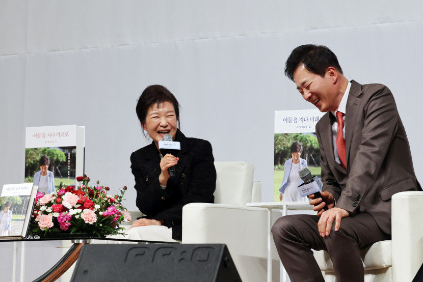 박근혜 전 대통령 왜 더러운 사람 만드느냐…회고록서 뇌물 혐의 분노
